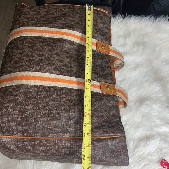 Michael Kors tote with M K - Picture 8 of 8